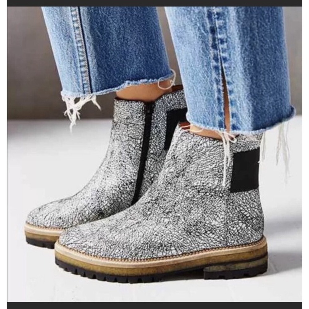 Womens Black White Crackle Leather Chelsea Boots Urban Outfitters EU 41 US 10.5